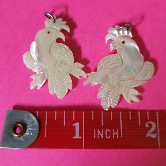 Set of 2 Vtg Carved Mother of Pearl Cockatoo Earrings Sm Pendants Bird Beach - Picture 4 of 5